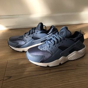 NIKE women’s Hurache Sneakers